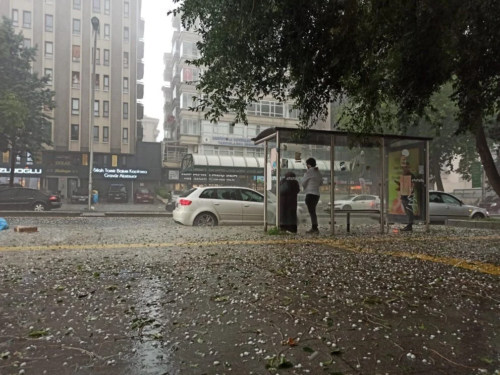 Ankara’yı sağanak ve dolu vurdu: Yollar göle döndü, ağaçlar devrildi, araçlar ilerleyemedi - Sayfa 4