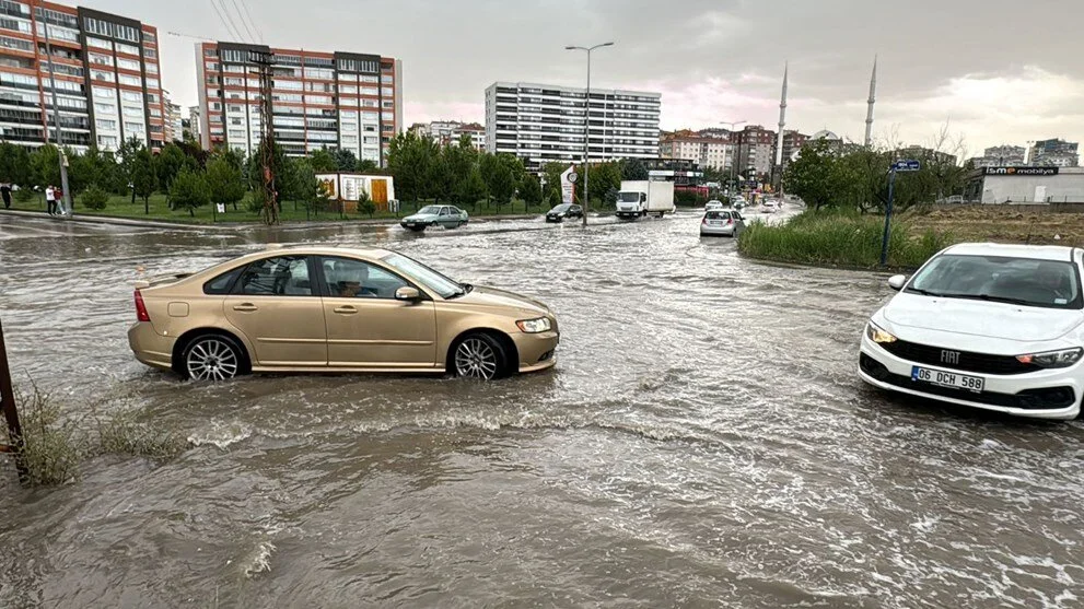 Ankara’yı sağanak ve dolu vurdu: Yollar göle döndü, ağaçlar devrildi, araçlar ilerleyemedi - Sayfa 9