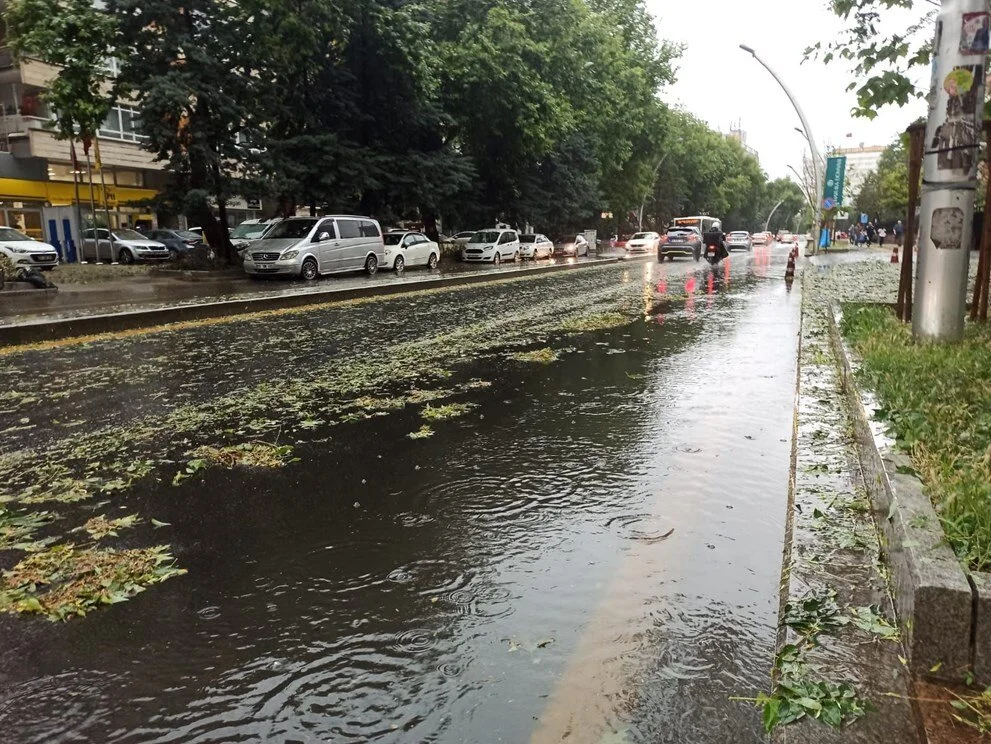 Ankara’yı sağanak ve dolu vurdu: Yollar göle döndü, ağaçlar devrildi, araçlar ilerleyemedi - Sayfa 10