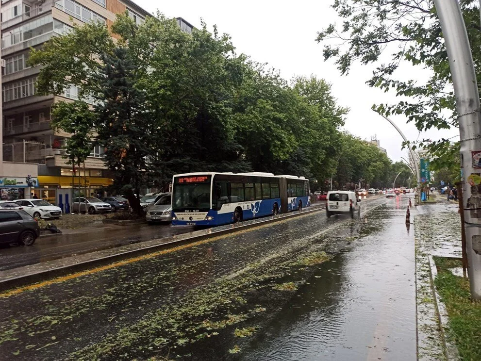 Ankara’yı sağanak ve dolu vurdu: Yollar göle döndü, ağaçlar devrildi, araçlar ilerleyemedi - Sayfa 11