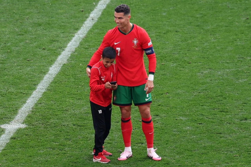 Sahaya atlayıp, Ronaldo ile fotoğraf çektirmişti...UEFA, minik Berat'a acımadı! - Sayfa 5