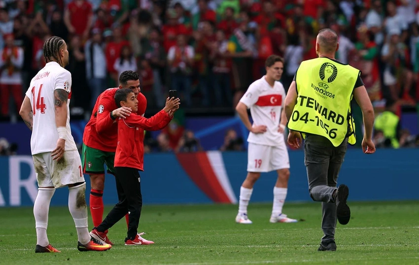 Sahaya atlayıp, Ronaldo ile fotoğraf çektirmişti...UEFA, minik Berat'a acımadı! - Sayfa 7