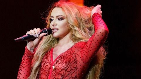 Cesur kıyafetleriyle dillerden düşmüyordu! Hadise konserinde fena patladı... - Sayfa 2