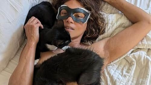 Göğüslerini kedilerle gizledi, üzerine hiçbir şey giymedi! Halle Berry Catwoman'ı böyle andı... - Sayfa 10