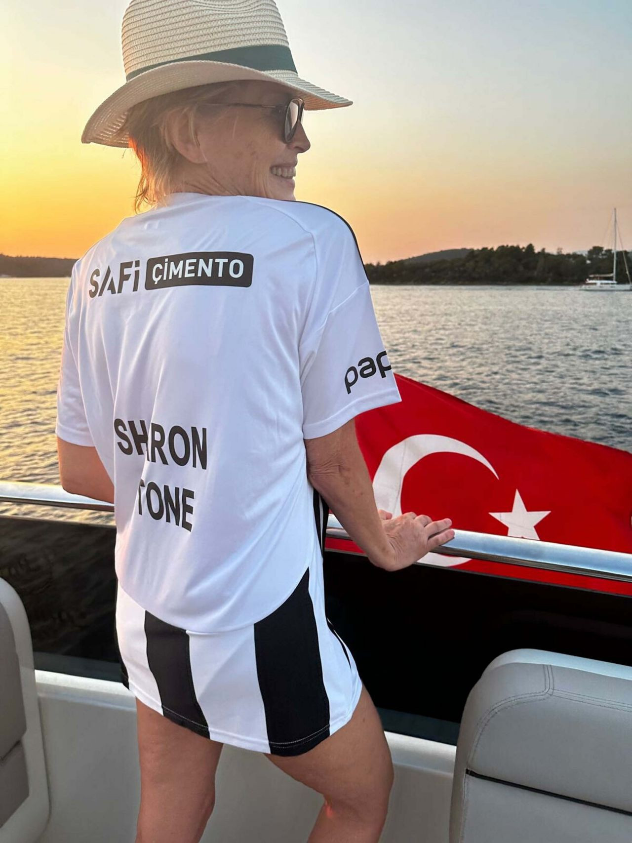 Sharon Stone'a Bodrum'da Beşiktaş forması hediye edildi: Fantastik! - Sayfa 3