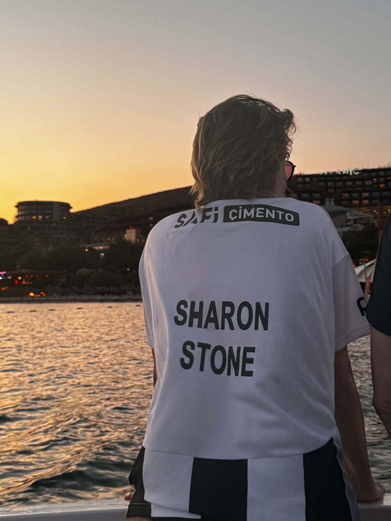 Sharon Stone'a Bodrum'da Beşiktaş forması hediye edildi: Fantastik! - Sayfa 4