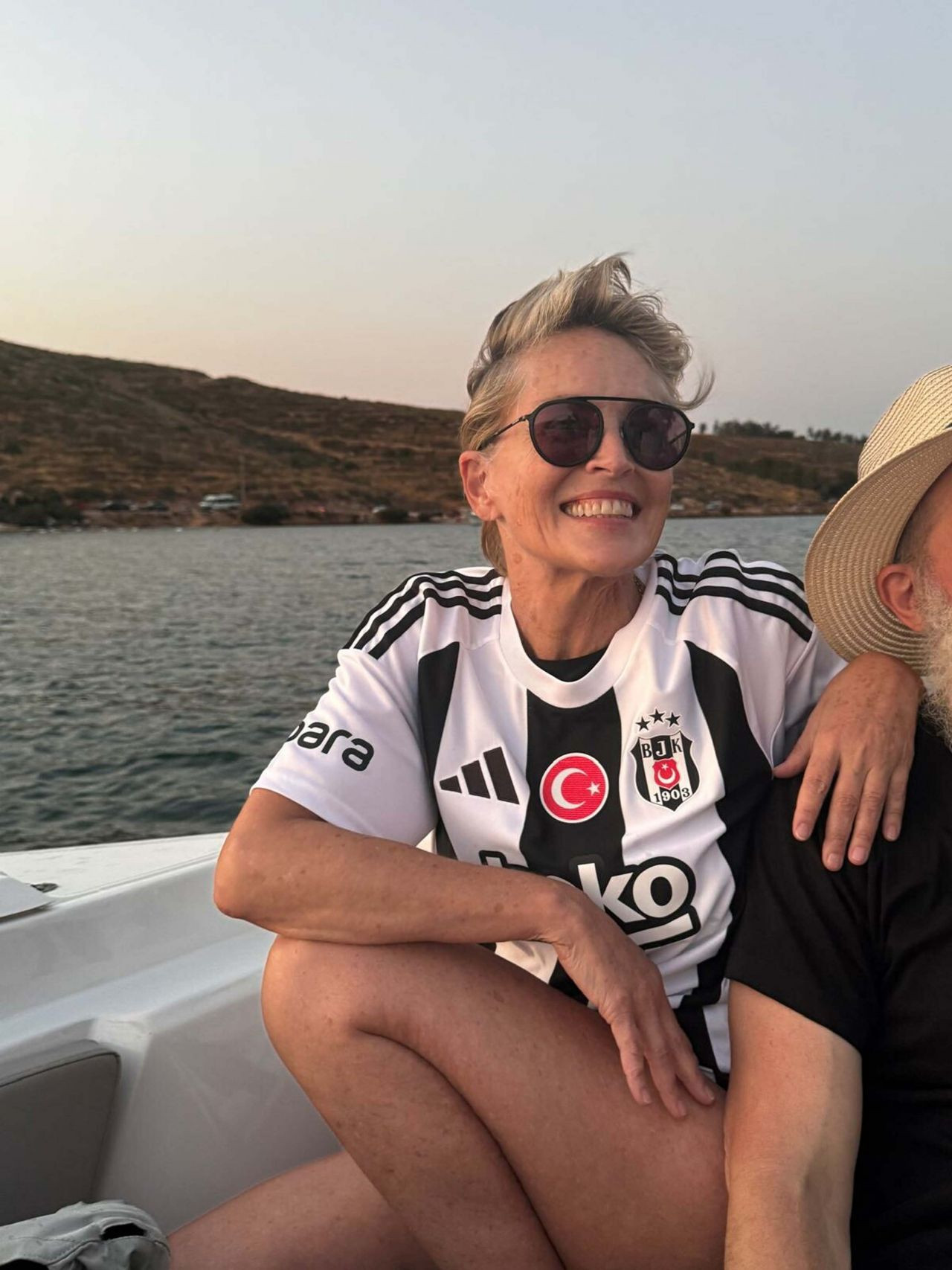 Sharon Stone'a Bodrum'da Beşiktaş forması hediye edildi: Fantastik! - Sayfa 5