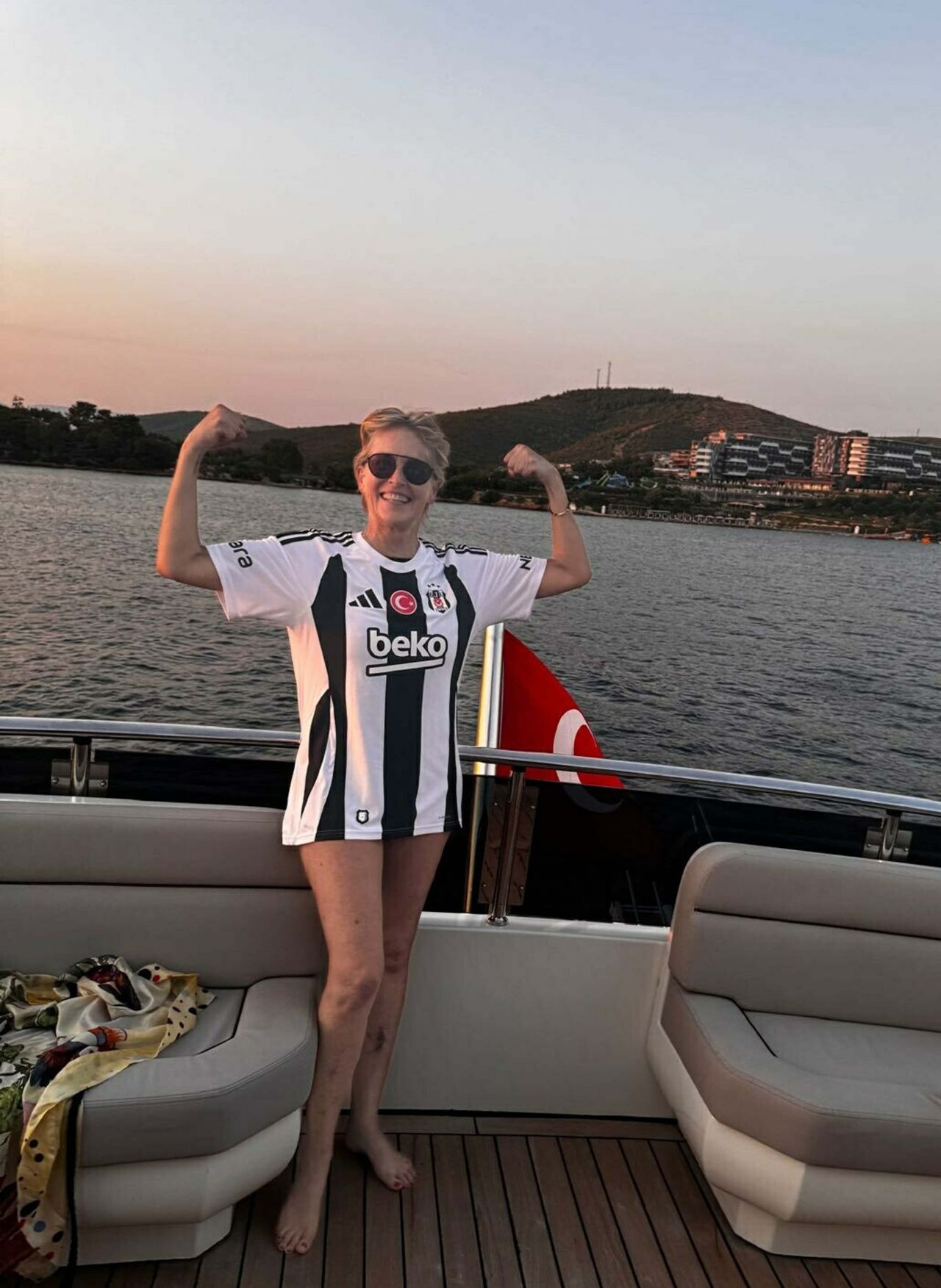 Sharon Stone'a Bodrum'da Beşiktaş forması hediye edildi: Fantastik! - Sayfa 6