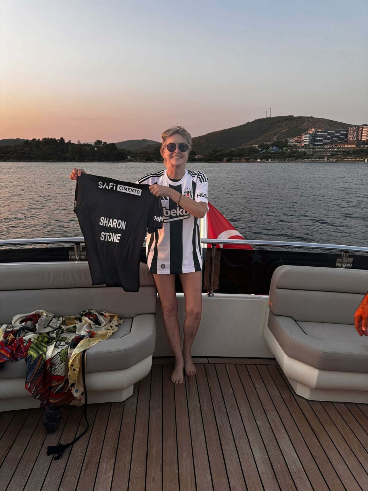 Sharon Stone'a Bodrum'da Beşiktaş forması hediye edildi: Fantastik! - Sayfa 7