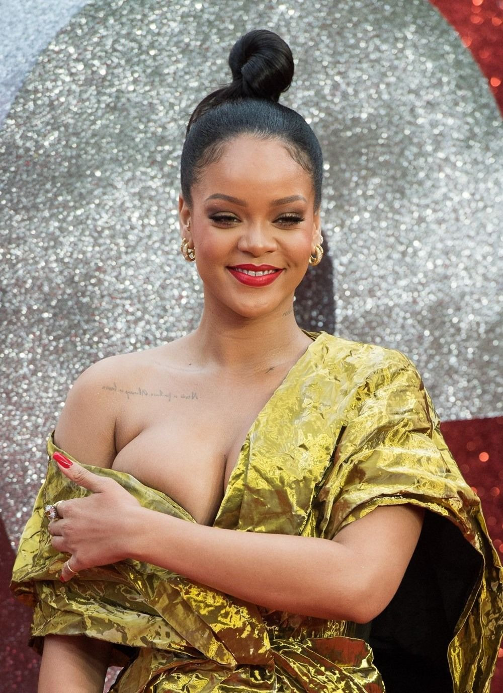 Önü ayrı arkası ayrı olay...  Rihanna büyük kanatlı kostümüyle karnavala damga vurdu! - Sayfa 4