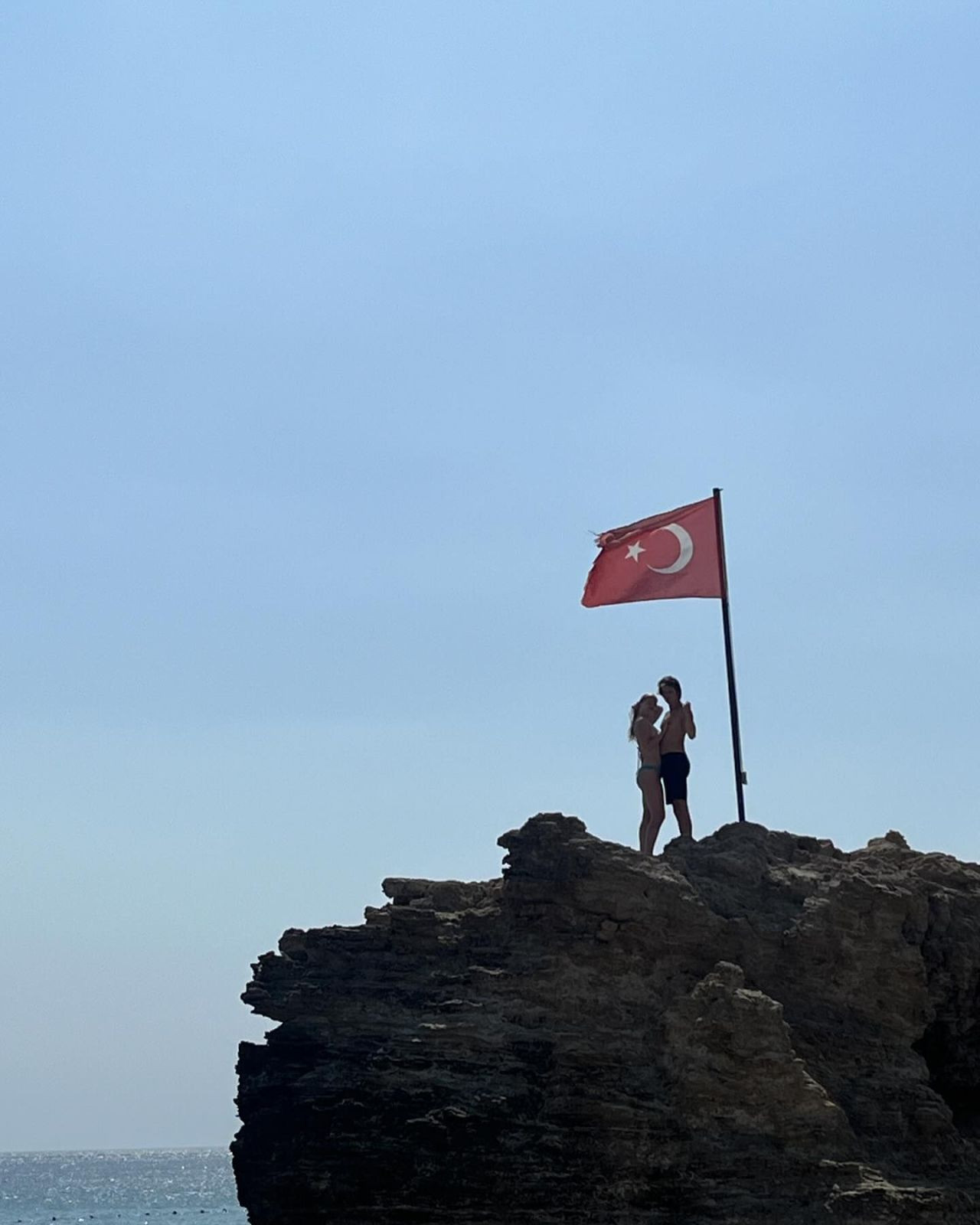 Türk bayrağının altında dudak dudağa poz! Sosyal medyada tepki yağdı - Sayfa 4