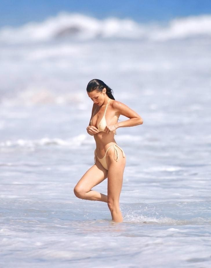 Bella Hadid'in tanga bikinili pozları nefes kesti! Fit vücuduna beğeni yağdı... - Sayfa 5