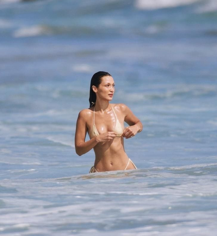 Bella Hadid'in tanga bikinili pozları nefes kesti! Fit vücuduna beğeni yağdı... - Sayfa 4