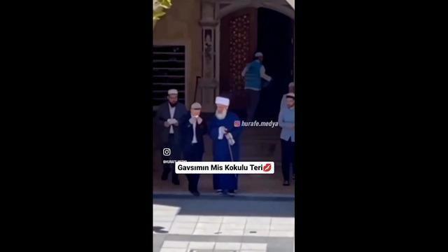 İzleyenlerin midesini bulandırdı! Menzil şeyhinin terli mendiline yaptığı şok etti - Sayfa 2