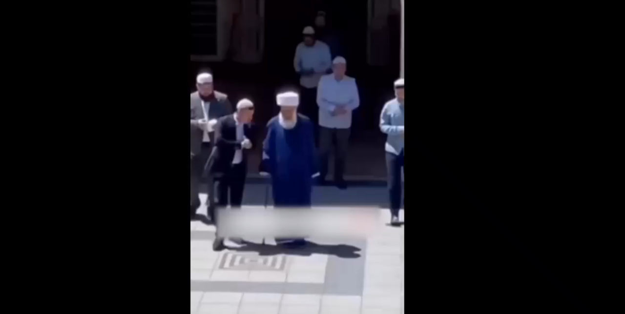 İzleyenlerin midesini bulandırdı! Menzil şeyhinin terli mendiline yaptığı şok etti - Sayfa 6