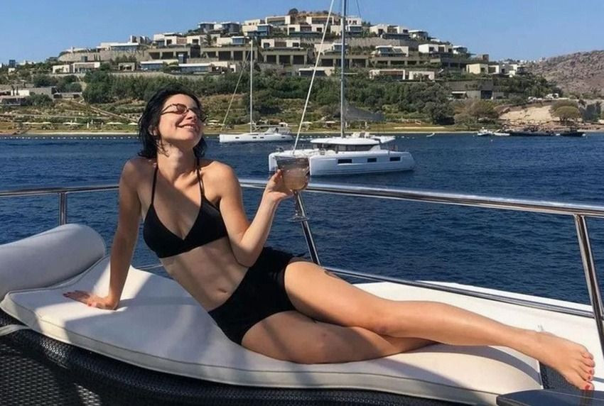 Oyuncu Merve Boluğur, sütyensiz tatil pozlarıyla büyüledi! Bir bakan bir daha baktı - Sayfa 2