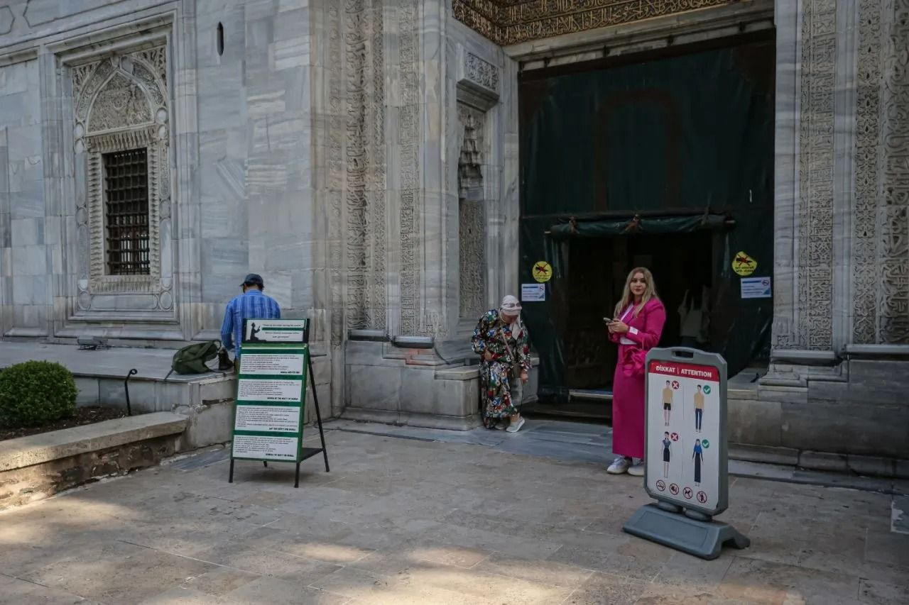 Erkek turistlerin etekli cami ziyareti gündem oldu! Tabela bile fayda etmedi - Sayfa 4