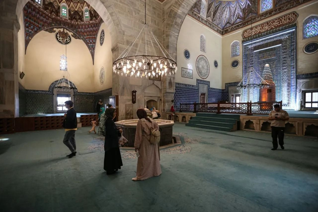 Erkek turistlerin etekli cami ziyareti gündem oldu! Tabela bile fayda etmedi - Sayfa 1