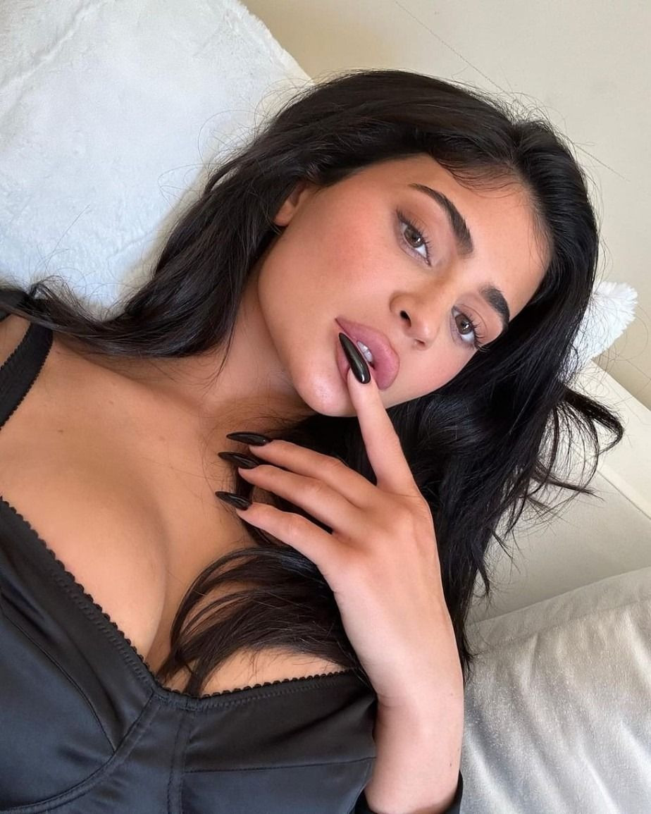 Kıyafetini görenler şokta! Herkes çıplak sandı... Kylie transparan elbisesiyle nefes kesti - Sayfa 6