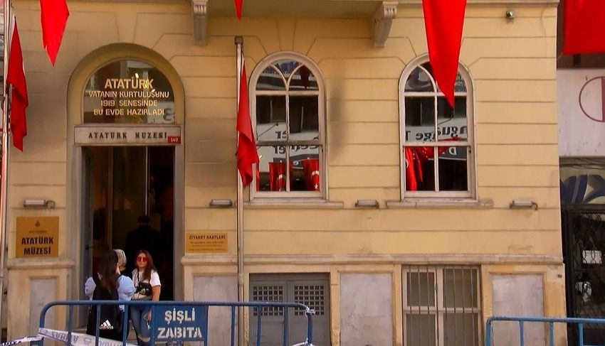 Atatürk'ün İstanbul'daki evi ziyaretçi akınına uğradı - Sayfa 1