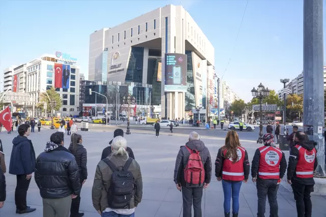 Tüm Türkiye'de saat 9'u 5 geçe hayat durdu! Tüyleri diken diken eden görüntüler - Sayfa 30