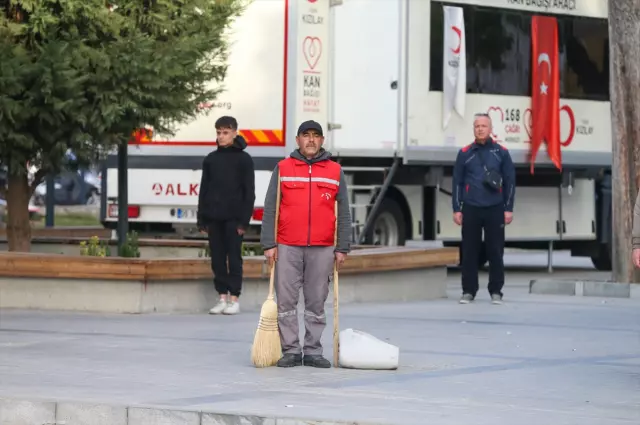 Tüm Türkiye'de saat 9'u 5 geçe hayat durdu! Tüyleri diken diken eden görüntüler - Sayfa 29