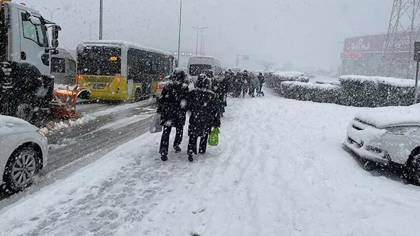 Kar İstanbul dahil birçok ilde etkili oldu! Okullar tatil edildi - Sayfa 26