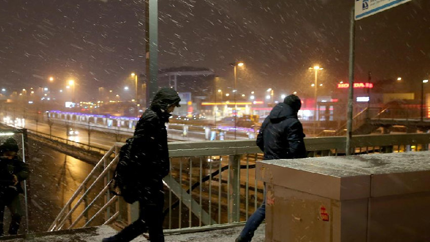 Kar yağışı İstanbul'a giriş yaptı! Meteoroloji ve AKOM'dan alarm - Sayfa 1