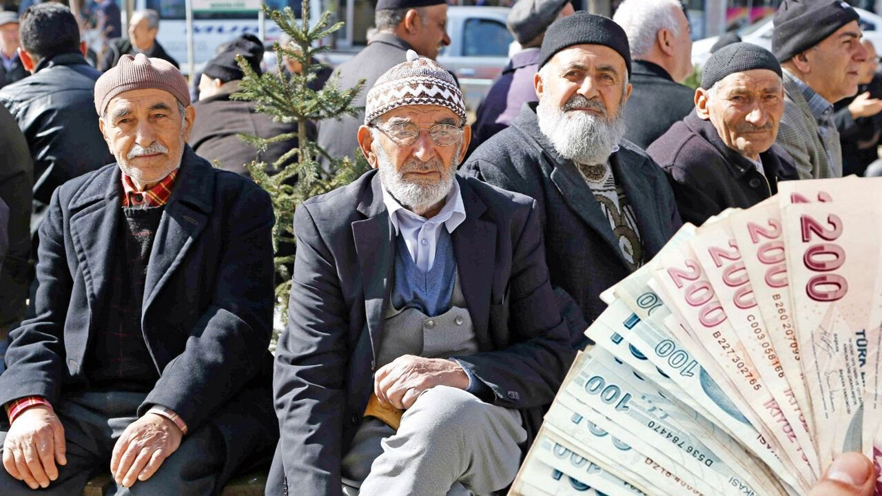 Emekli ne kadar bayram ikramiyesi alacak? İşte konuşulan rakam... - Sayfa 1