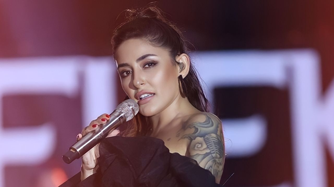 Melek Mosso'dan bomba dost göndermesi! Yılanı boynuna doladı... - Sayfa 5