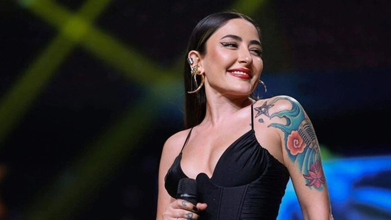 Melek Mosso'dan bomba dost göndermesi! Yılanı boynuna doladı... - Sayfa 8