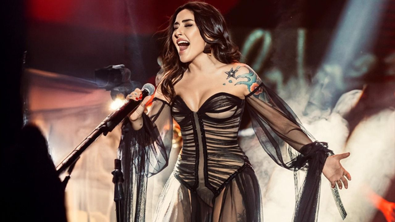 Melek Mosso'dan bomba dost göndermesi! Yılanı boynuna doladı... - Sayfa 7