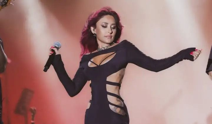 Melek Mosso'dan bomba dost göndermesi! Yılanı boynuna doladı... - Sayfa 6