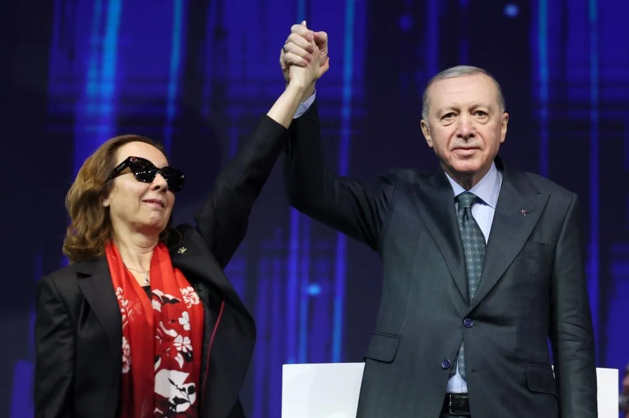 Serap Yazıcı Özbudun görme engelli mi, neden gözlük takıyor?