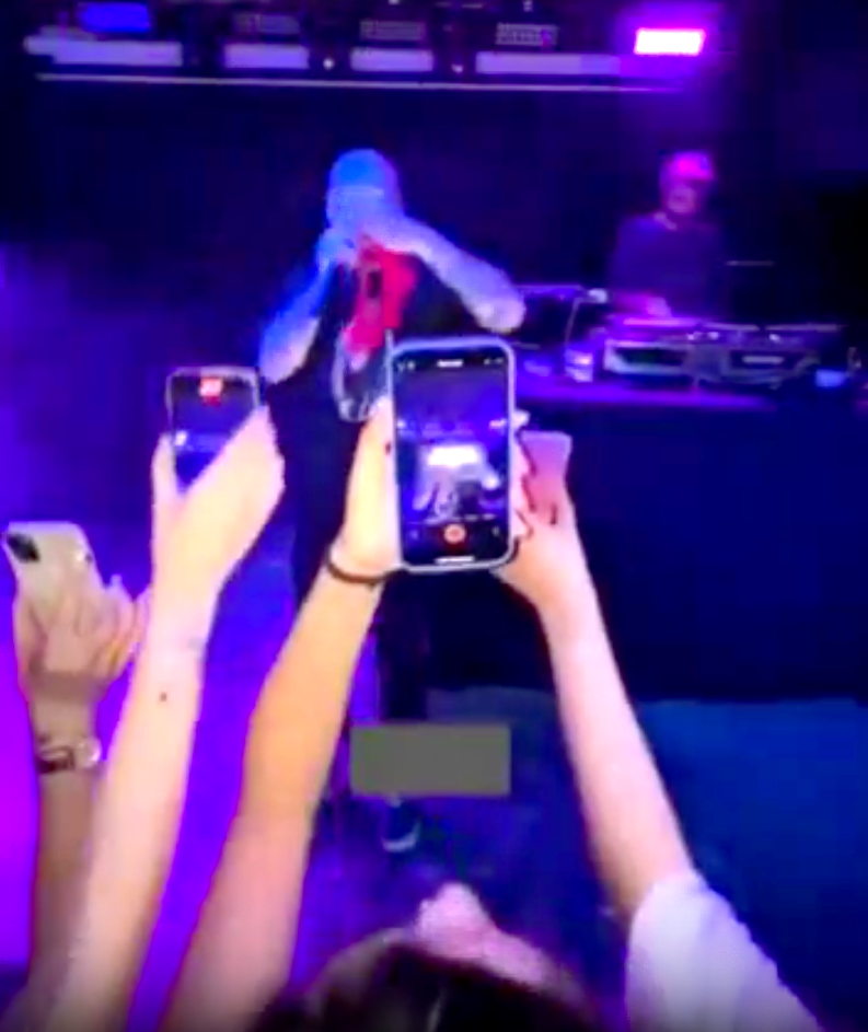 Rapçi Ezhel'in sahnesine iç çamaşırı atıldı! Tepkisi sosyal medyada gündem oldu - Resim : 1