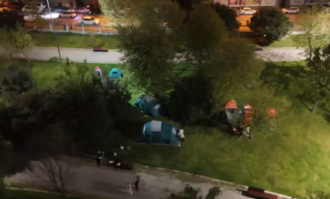 Vatandaşlar evlerine girmeye çekiniyor: İstanbul'daki deprem sonrası açık alanlara çadırlar kuruldu! - Sayfa 3