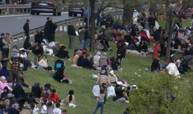 Vatandaşlar evlerine girmeye çekiniyor: İstanbul'daki deprem sonrası açık alanlara çadırlar kuruldu! - Sayfa 6