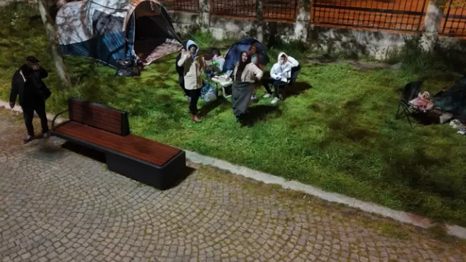 Vatandaşlar evlerine girmeye çekiniyor: İstanbul'daki deprem sonrası açık alanlara çadırlar kuruldu! - Sayfa 8
