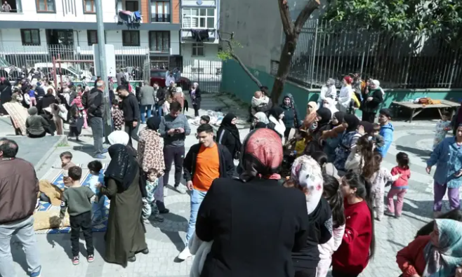 Vatandaşlar evlerine girmeye çekiniyor: İstanbul'daki deprem sonrası açık alanlara çadırlar kuruldu! - Sayfa 2