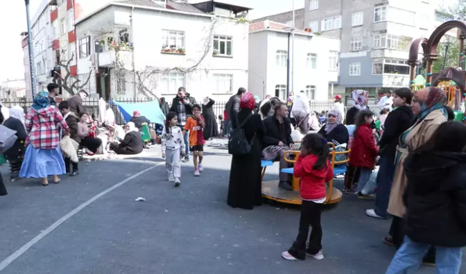 Vatandaşlar evlerine girmeye çekiniyor: İstanbul'daki deprem sonrası açık alanlara çadırlar kuruldu! - Sayfa 10