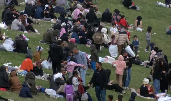 Vatandaşlar evlerine girmeye çekiniyor: İstanbul'daki deprem sonrası açık alanlara çadırlar kuruldu! - Sayfa 1