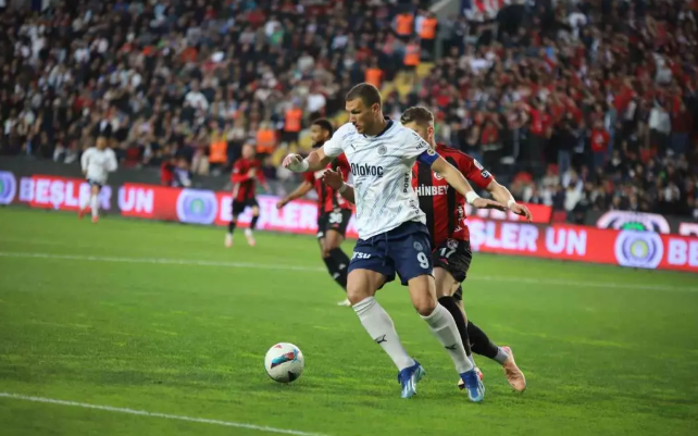 4 dakikada maçın kaderi değişti... Fenerbahçe, Gaziantep FK deplasmanında galip geldi - Resim : 1