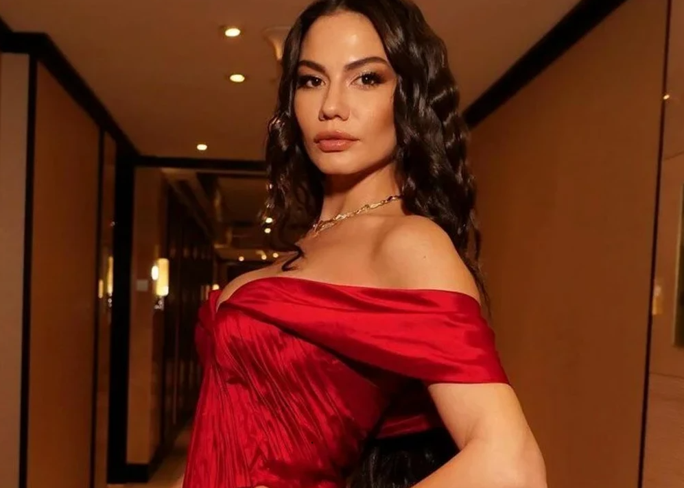 Evinin bahçesinden paylaştı... Demet Özdemir'in fotoğraflarına beğeni yağdı! - Sayfa 4