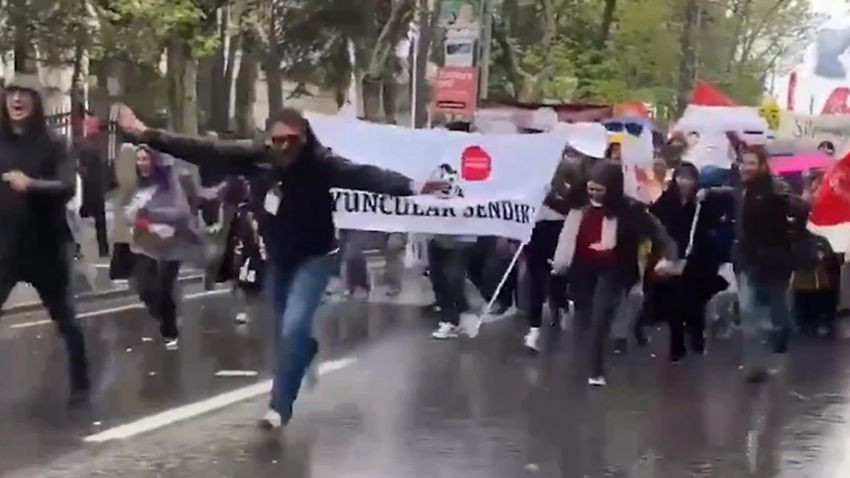 1 Mayıs alanlarında ünlüler! Kimi döviziyle kimi flamasıyla geldi! - Sayfa 2
