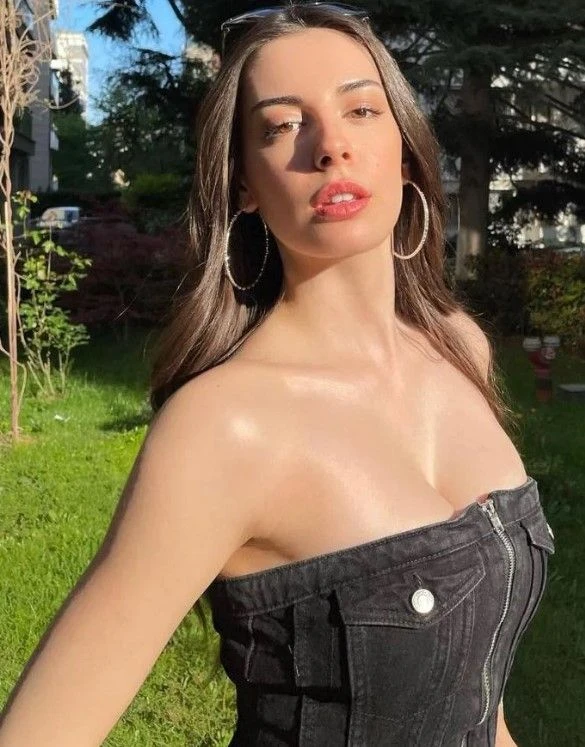 Doğal güzelliğiyle olay yarattı! Kızılcık Şerbeti'nin Çimen'i Selin Türkmen kapak kızı oldu - Sayfa 1