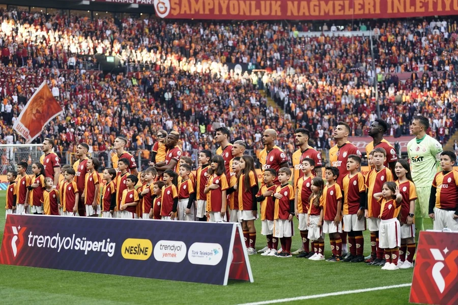 Galatasaray, Sivasspor karşısında fırtına gibi esti: 4-1 - Sayfa 1