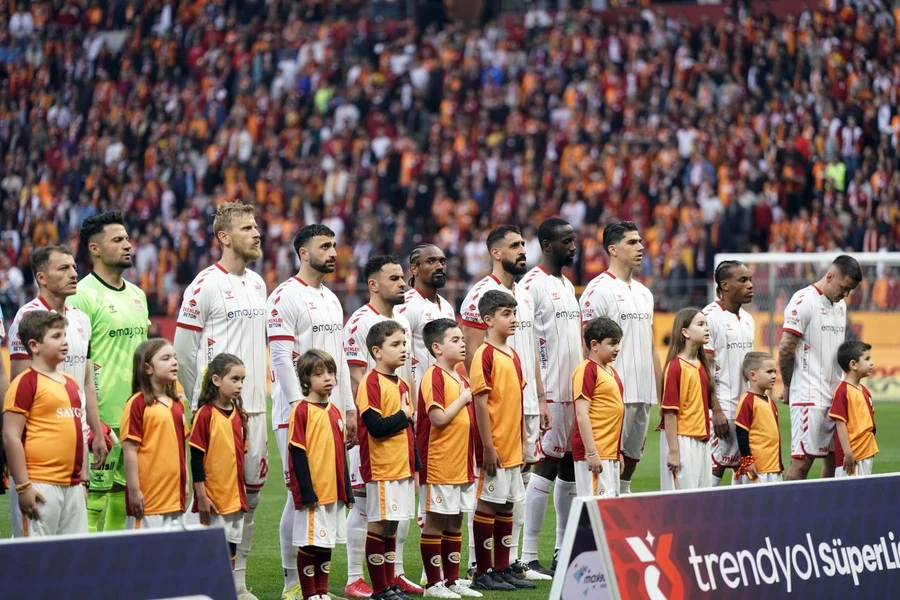 Galatasaray, Sivasspor karşısında fırtına gibi esti: 4-1 - Sayfa 4