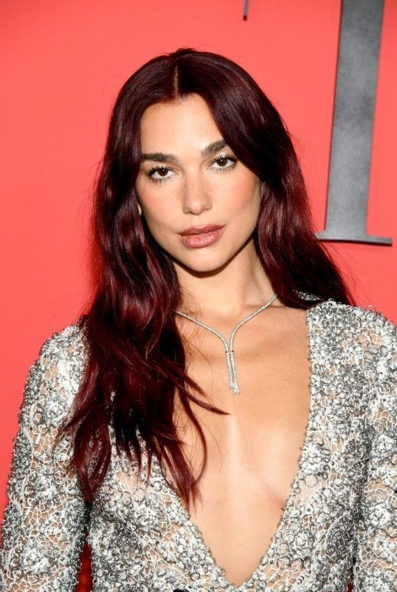 Dua Lipa şeffaf eteğiyle sokaklarda! Tarzıyla sosyal medyayı ikiye böldü - Sayfa 2