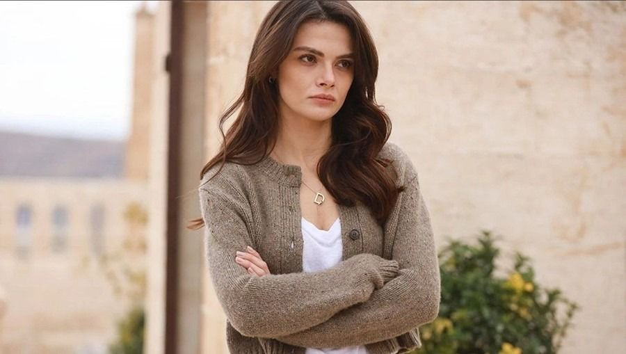 Uzak Şehir'in Alya'sı Sinem Ünsal aşka geldi! Oyuncu sevgilisiyle pozları olay oldu! - Sayfa 1