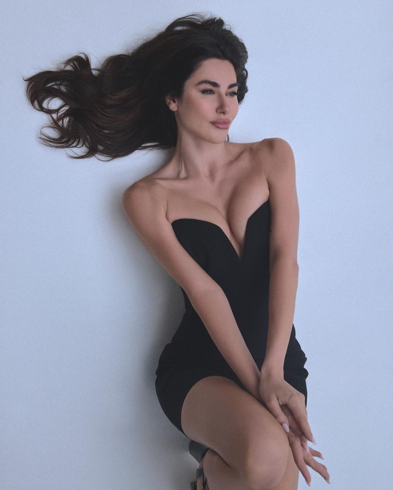 Nesrin Cavadzade'den iddialı pozlar! Baştan aşağı transparan elbisesiyle olay yarattı! - Sayfa 15